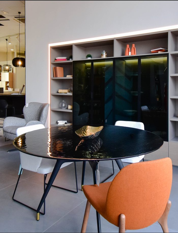 Mesa-de-comedor-de-cristal-y-metal-en-dorado-showroom-tienda-interiorismo-en-murcia