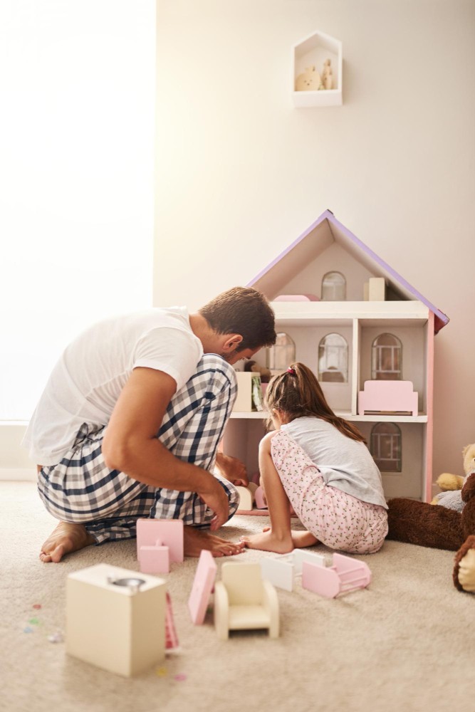 Padre-e-hija-jugando-juntos-en-dormitorio-juvenil-niña-de-murcia